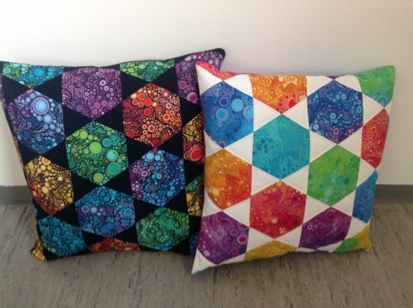 Hexagon Kissen Weiß-Bunt