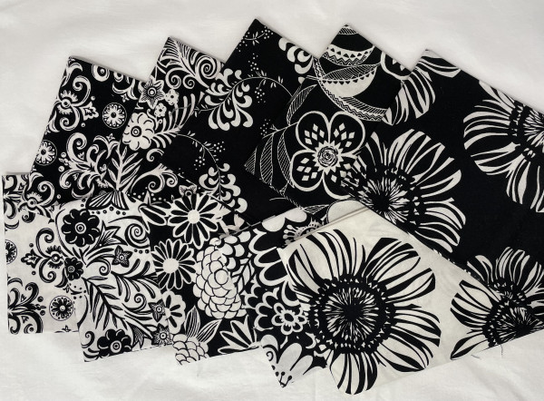 Stoffe in Schwarz-Weiß mit Blumenmotiven