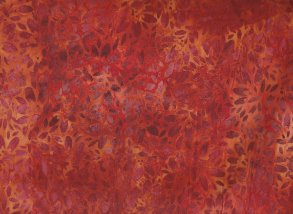 Schöner Batikstoff in Orangerot Rotbraunen Blumen, Batik von Robert Kaufman